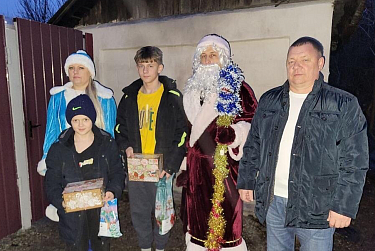 Депутаты доставили подарки 